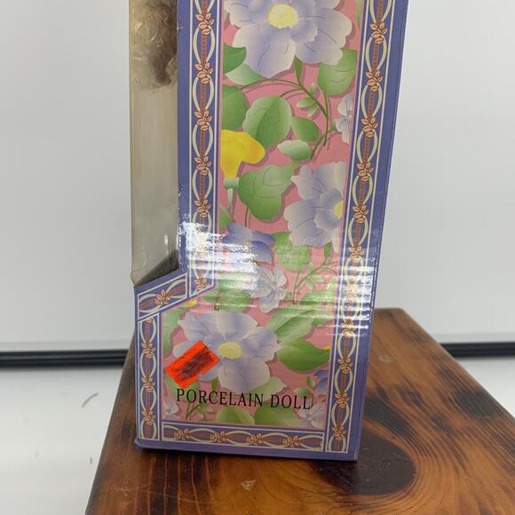 Cathay Collection Indian/Native American 16" Porcelain Doll IDDA w/ Box and COA - Picture 3 of 7